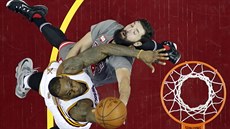 LeBron James z Clevelandu (vlevo) touží zakončit, brání ho Nikola Mirotič z... LeBron James z Clevelandu (vlevo) touží zakončit, brání ho Nikola Mirotič z...