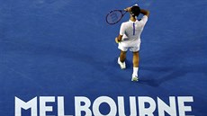 Roger Federer ze výcarska oddechuje v semifinále Australian Open proti Novaku...