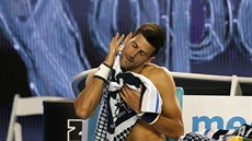 Novak Djokovi se pevléká v semifinálovém souboji proti Rogeru Federerovi na...