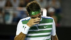 výcarský tenista Roger Federer se potí v souboji s se svtovou jednikou...