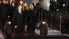Céline Dion se syny ped rakví manela Reného Angélila (Montreal, 22. ledna...