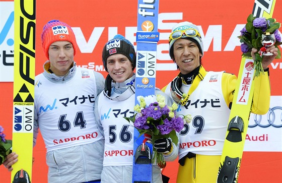 Vítz Anders Fannemel (uprosted), Johann Andre Forfang (vlevo) a Noriaki Kasai.