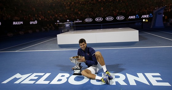 SÁM SE SVOU TROFEJÍ. Novak Djokovi si uívá triumf na Australian Open.