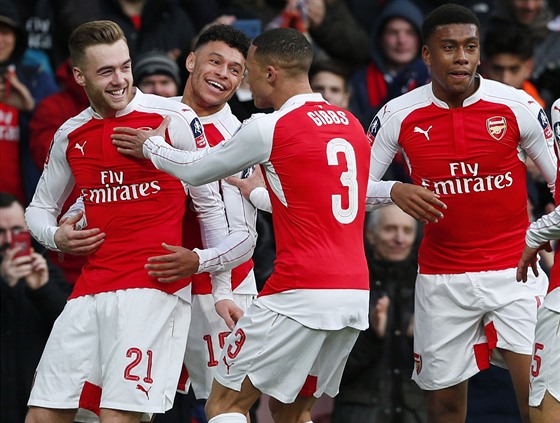 Fotbalisté Arsenalu oslavují trefu Caluma Chamberse v zápase FA Cupu proti...