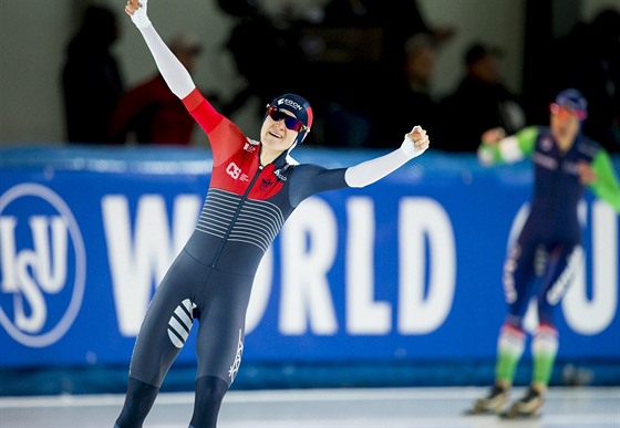 POPRVÉ. Martina Sáblíková se ve Stavangeru raduje z premiérového vítzství na...