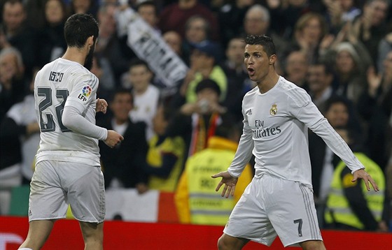 Cristiano Ronaldo (vpravo) a Isco z Realu Madrid slaví gól.