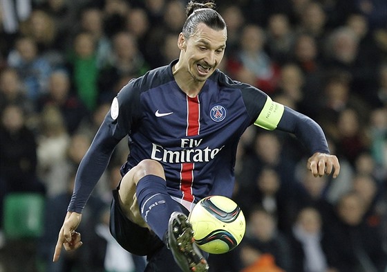 Zlatan Ibrahimovic z Paris St. Germain zpracovává mí.