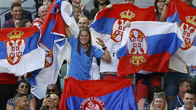 Radostn psobc fanouci Novaka Djokovie enou svho oblbence za triumfem na Australian Open.