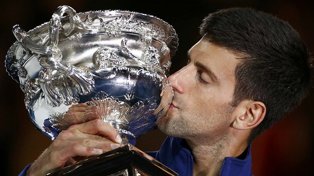 POLIBEK OD AMPIONA. Novak Djokovi se mazl s trofej pro vtze Australian Open.