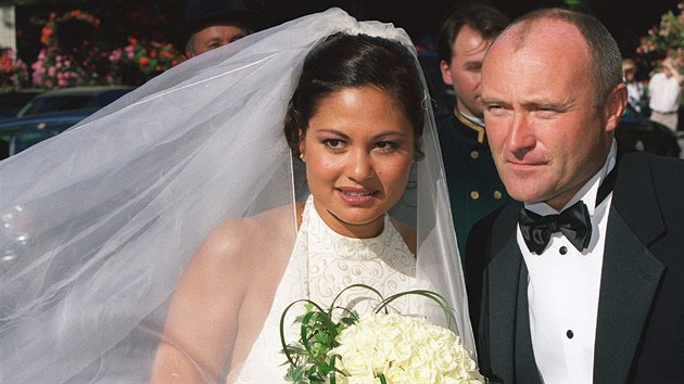 Phil Collins v den svatby v roce 1999 s tet enou Orianne, se kterou se ped lety rozvedl, ale nyn u spolu opt ij.