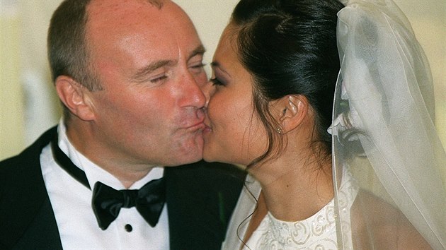 Phil Collins se svou novomanelkou v den jejich svatby. Tehdy nemli ani tuen, e se jednou rozvedou a po nkolika letech opt daj dohromady.