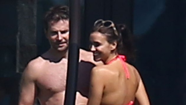 Bradley Cooper se s Irinou aikovou rozeel po ron znmosti.