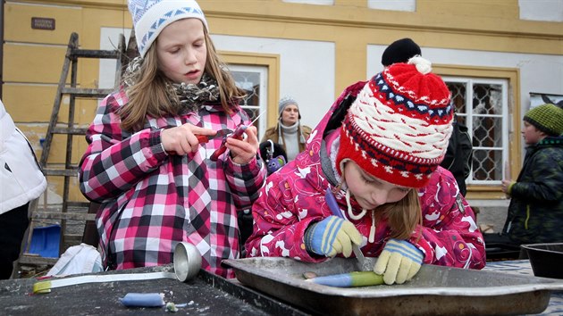 V centru Ledovec v Ledcch na Plzesku si lid vyrbli svky. Tradin akce se kon na podporu lid s duevnm handicapem.