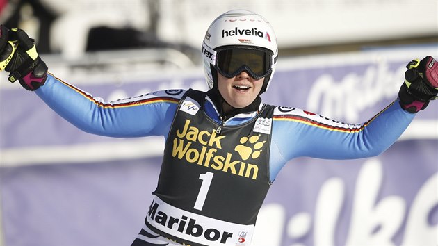 Viktoria Rebensburgov z Nmecka se raduje z vtzstv v obm slalomu.