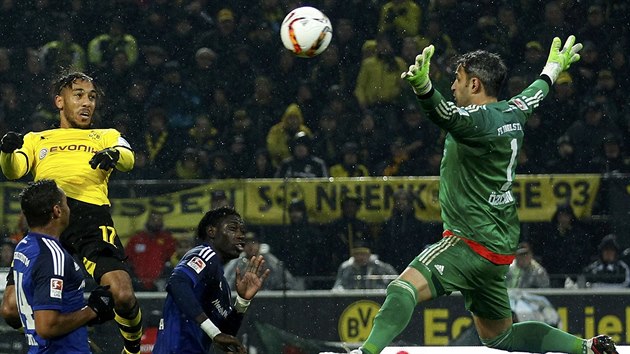 Kanonr Pierre-Emerick Aubameyang z Dortmundu stl gl v zpase proti Ingolstadtu.
