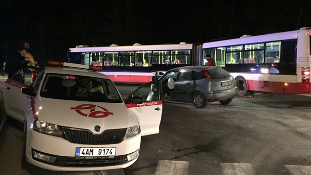 Stet fordu a mstskho autobusu v Praze 5 si vydal jedno tk zrann. (31.1.2016)