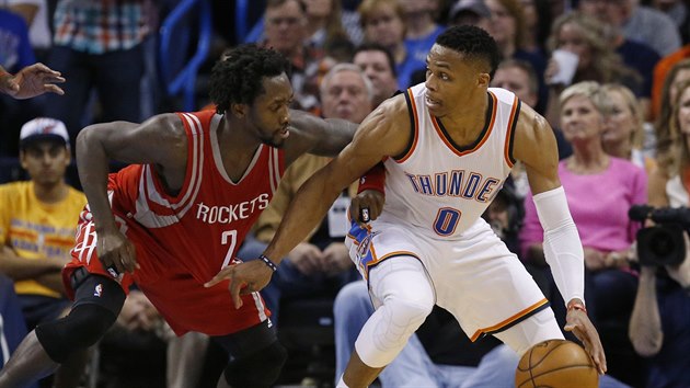 Russell Westbrook (vpravo) z Oklahoma City el elitnmu obrnci Patricku Beverleymu z Houstonu.