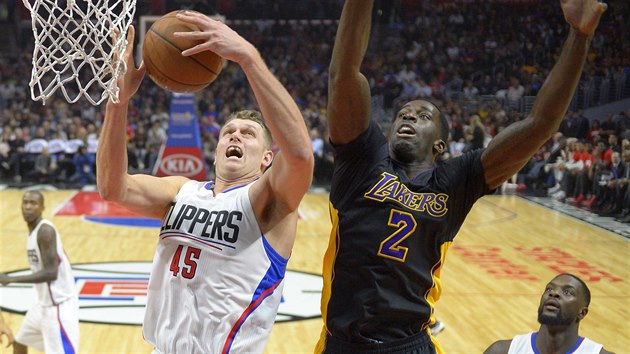 Cole Aldrich z LA Clippers m doskoil, Brandon Bass z LA Lakers m smlu.