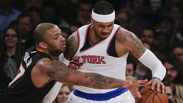 P. J. Tucker (vlevo) z Phoenixu napad Carmela Anthonyho z New Yorku.