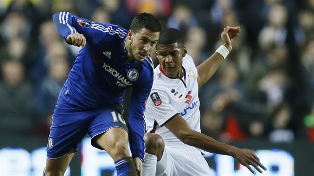 Jordan Spence (vpravo) z Milton Keynes Dons sleduje Edena Hazarda z Chelsea.