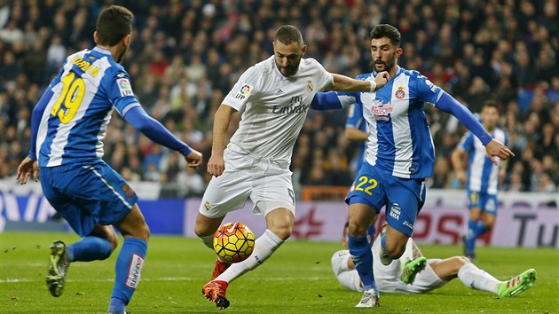 Karim Benzema (v blm) z Realu Madrid se prodr pes Joana Jordana (vlevo) a Alvara Gonzaleze z Espaolu Barcelona.