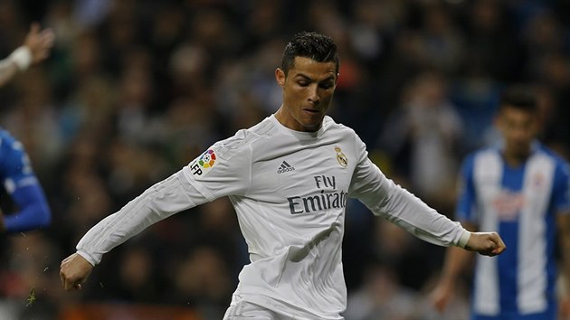 Cristiano Ronaldo z Realu Madrid zahrv penaltu proti Espaolu Barcelona.
