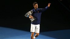 Spokojený Novak Djokovi zdraví diváky po vítzném finále Australian Open.