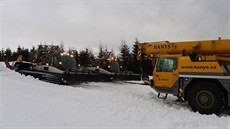 K porouchané lanovce na Čertovu horu táhly jeřáb po sjezdovce dvě rolby. K porouchané lanovce na Čertovu horu táhly jeřáb po sjezdovce dvě rolby.
