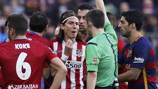 Filipe Luis, obránce Atlétika Madrid, inkasuje ervenou kartu v zápase proti...