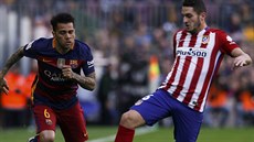 Barcelonský obránce Dani Alves (vlevo) a Koke z Atlétika Madrid.