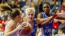 Tereza Kuthanová (vlevo) z Hradce Králové míří na trutnovské Jamie Russellovou... Tereza Kuthanová (vlevo) z Hradce Králové míří na trutnovské Jamie Russellovou...