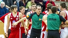 Strkanice mezi basketbalistky Pardubic a Svitav