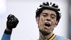 Belgický cyklokrosař Wout Van Aert slaví, je mistrem světa pro rok 2016. Belgický cyklokrosař Wout Van Aert slaví, je mistrem světa pro rok 2016.