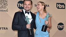 Leonardo DiCaprio a Brie Larsonová pózují s cenou SAG (31. ledna 2016).