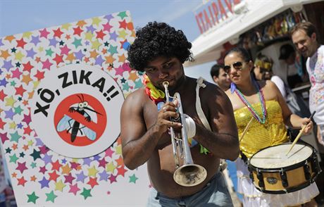 Brazilci uspoádali kvli viru karneval. Na plakátech stálo Vypadni, ziko!....