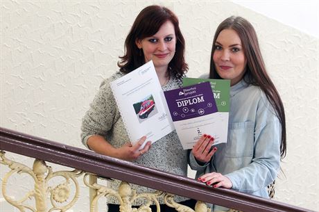 Alena Martinovská (vlevo) a Nikola Maxantová s vytitným projektem a diplomy z...