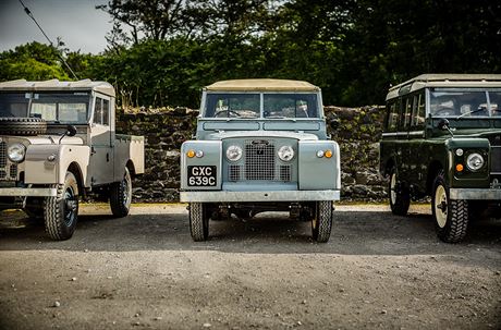 Slavnostn jzda model Land Rover po ostrov Islay ve Skotsku, kde jmno tto...