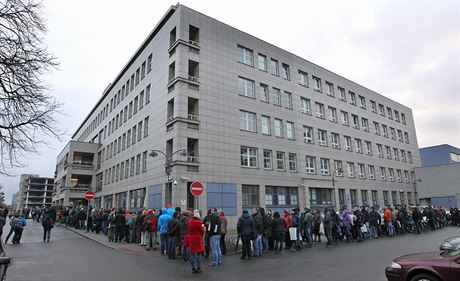 První den podávání ádostí o kotlíkové dotace se kolem krajského úadu v Ostrav vinula dlouhá fronta adatel. (1. února 2016)