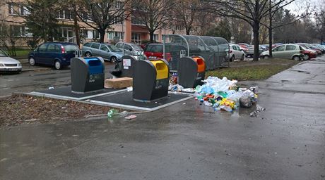 Nepoádek u podzemních kontejner na tídný odpad na sídliti Prosek.