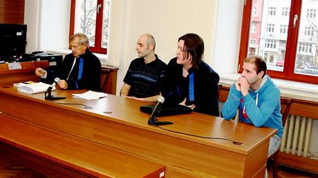 Radek Bedlán (vlevo) a Petr Krupica sedí se svými obhájci u Krajského soudu v...