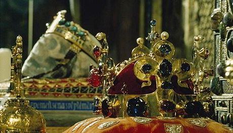 Svatováclavskou korunu zdobí 96 drahokam a 20 perel.
