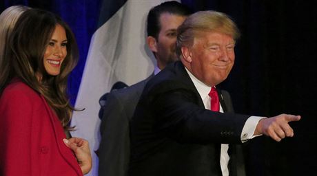 Kandidát republikán Donald Trump s manelkou Melanií na mítinku v Iow (2....