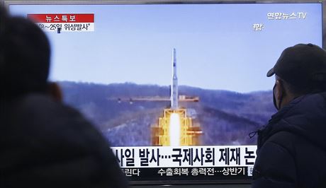 Lidé v Soulu sledují simulaci vyputní severokorejské rakety (2. února 2016).