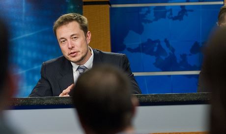 Elon Musk odpovídá na otázky noviná na tiskové konferenci trnáct dn ped...
