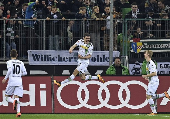 Andreas Christensen (uprosted)  z Mönchengladbachu divoce slaví svj gól proti...