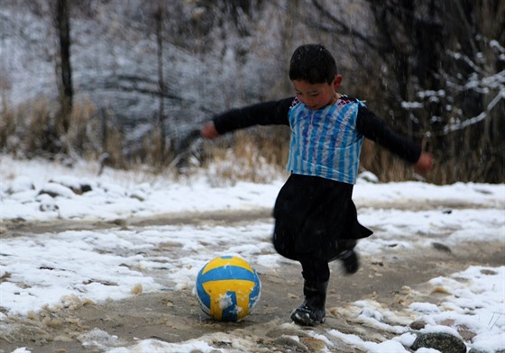 ODDANÝ FANOUEK. Malý Afghánec Murtaza Ahmadi obdivuje Lionela Messiho. Kopii...