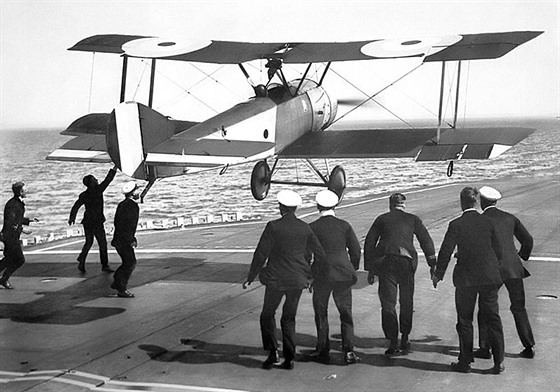 Sopwith Pup, historicky první pistání letounu na palub plující letadlové lod...