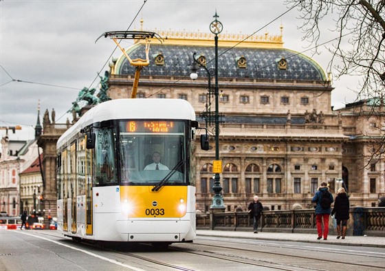 Tramvaj pezdívaná Evika vozí cestující v rámci zkuebního provozu...