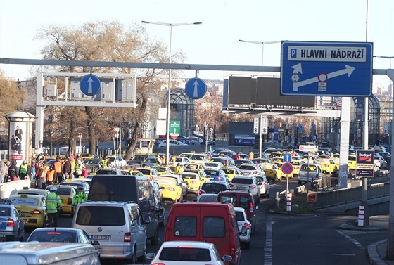 Necelé dv stovky taxiká blokují kvli stávce praskou magistrálu ve...