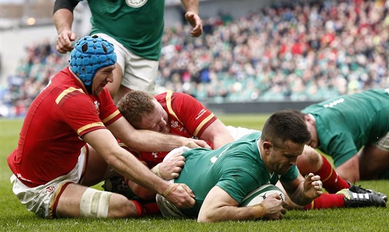 Irský ragbista Conor Murray skóruje v utkání proti Walesu.